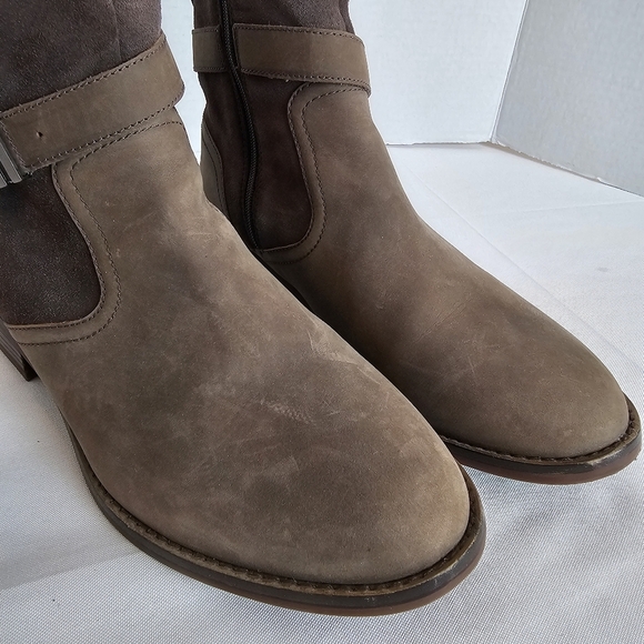 Clarks Collection Camzin Strap Ankle Boots Size 10W Taupe Leather Comfort Bootie - Picture 4 of 14
